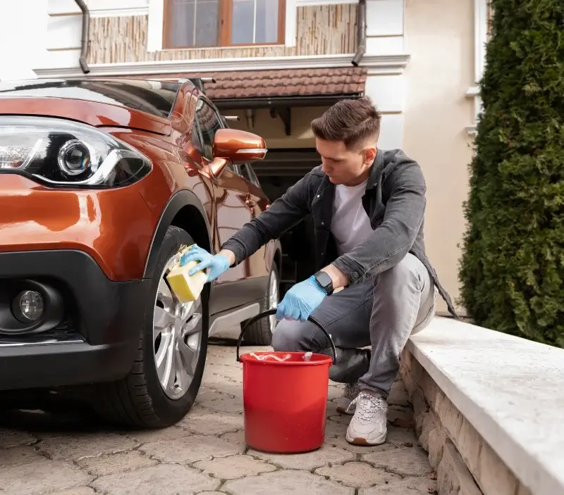 Lavage auto à domicile Esmans : professionnel intervenant sur un véhicule